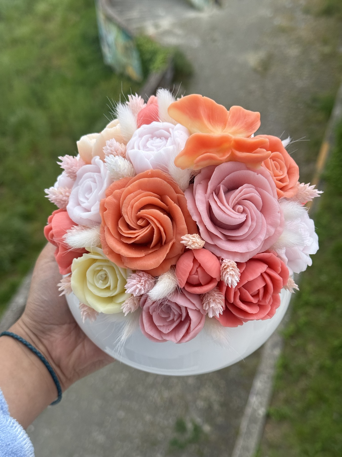 Peça artesanal Bloom partilhada pela Love Essences no Instagram